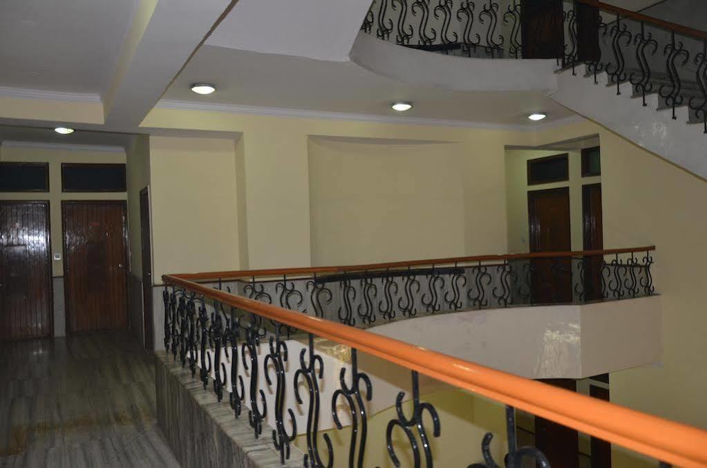 Oyo Hotel Silver Shine Near Gurudwara Shri Bangla Sahib New Delhi Eksteriør billede