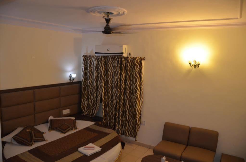 Oyo Hotel Silver Shine Near Gurudwara Shri Bangla Sahib New Delhi Eksteriør billede